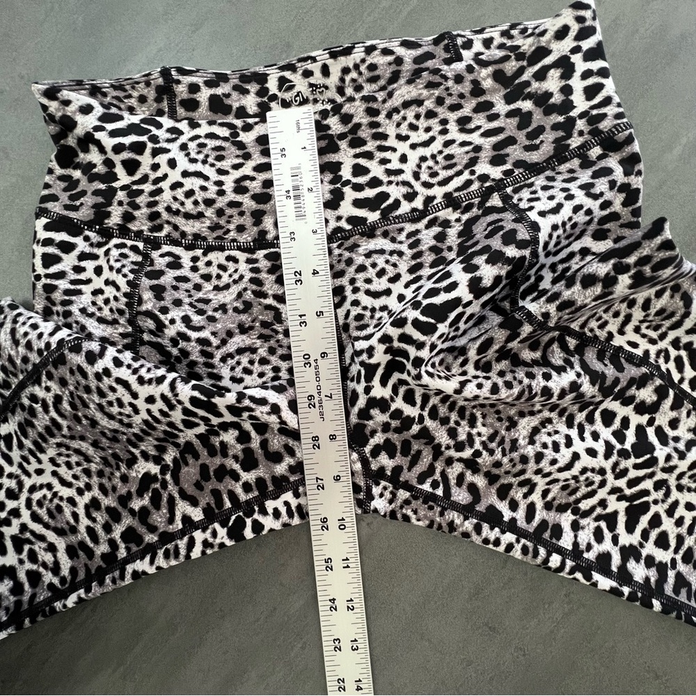 Betsey Johnson Performance Snow Leopard Cropped Leggings Tights Women’s‎ Medium - Picture 8 of 9
